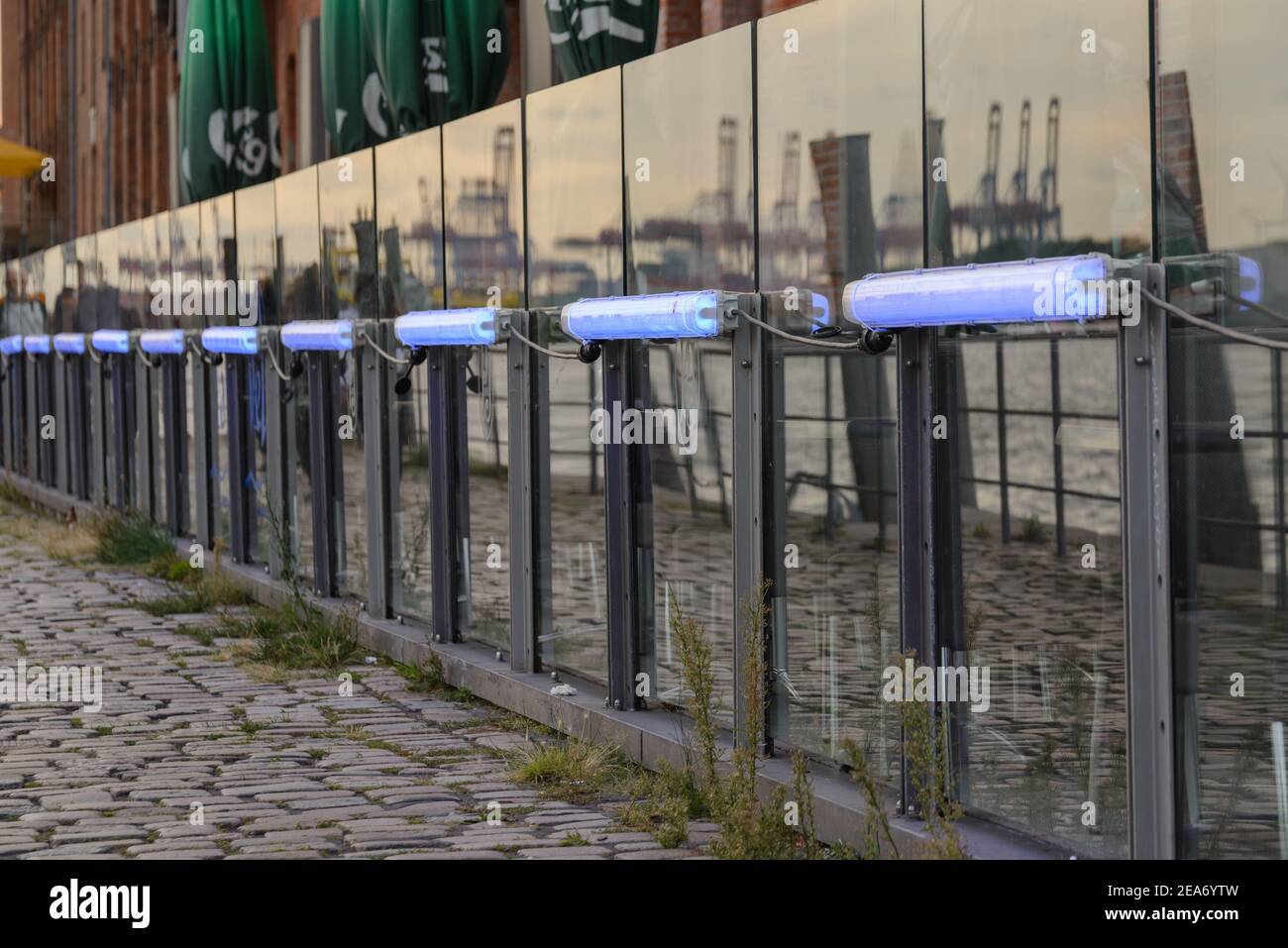 Amburgo, Germania - 13 settembre 2019: Blue Port Art Project di Michael Batz, luci nel porto di Fishmarkt con riflessi di gru in vetro Foto Stock