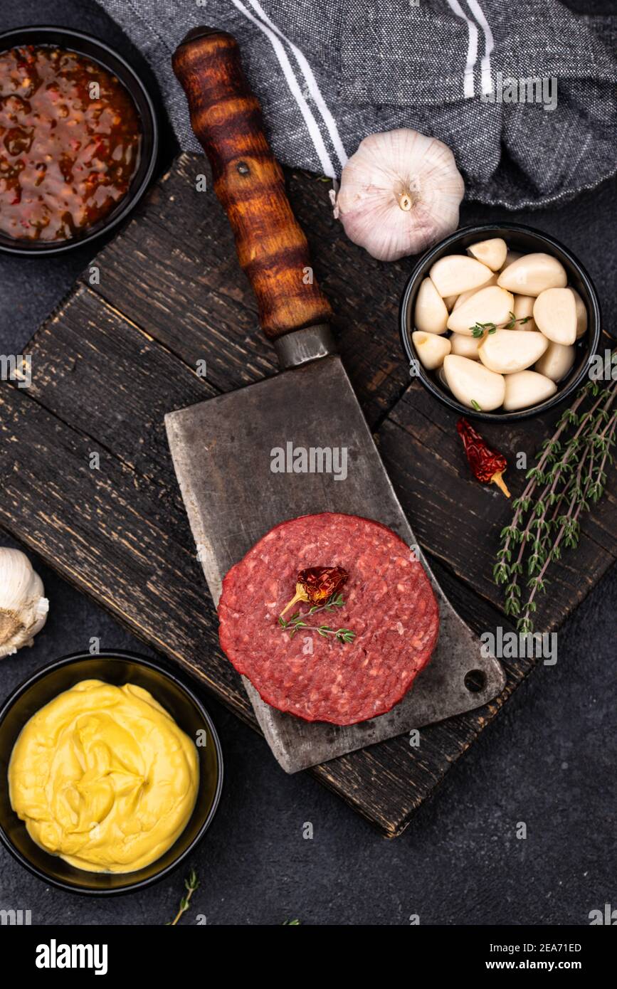 Cotoletta di bistecche di manzo crude e speziate Foto Stock
