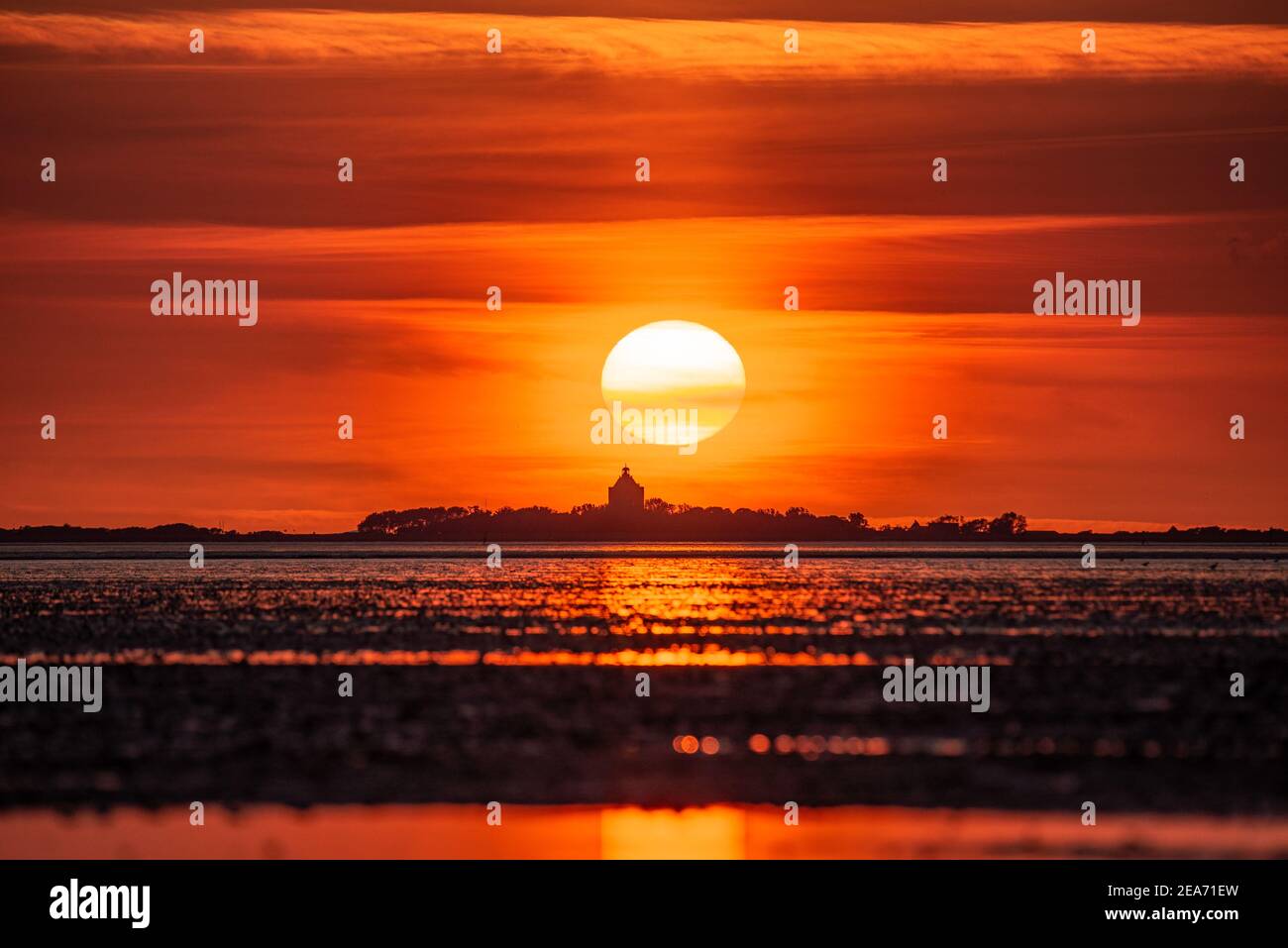 Isola Neuwerk al tramonto catturata da Cuxhaven Foto Stock