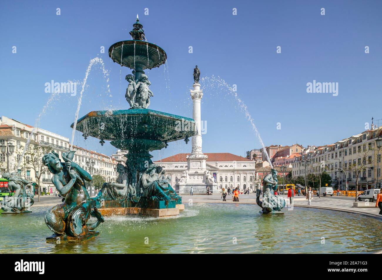 Piazza Rossio Praca Dom Pedro IV con fontana e statua Baixa Lisbona Portogallo Foto Stock