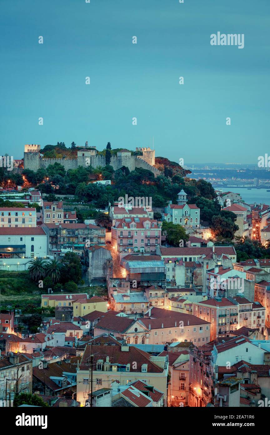 Panorama di Lisbona, incluso il castello di Sao Jorge da Miradouro da Nossa Senhora do Monte Baixa Portogallo Foto Stock