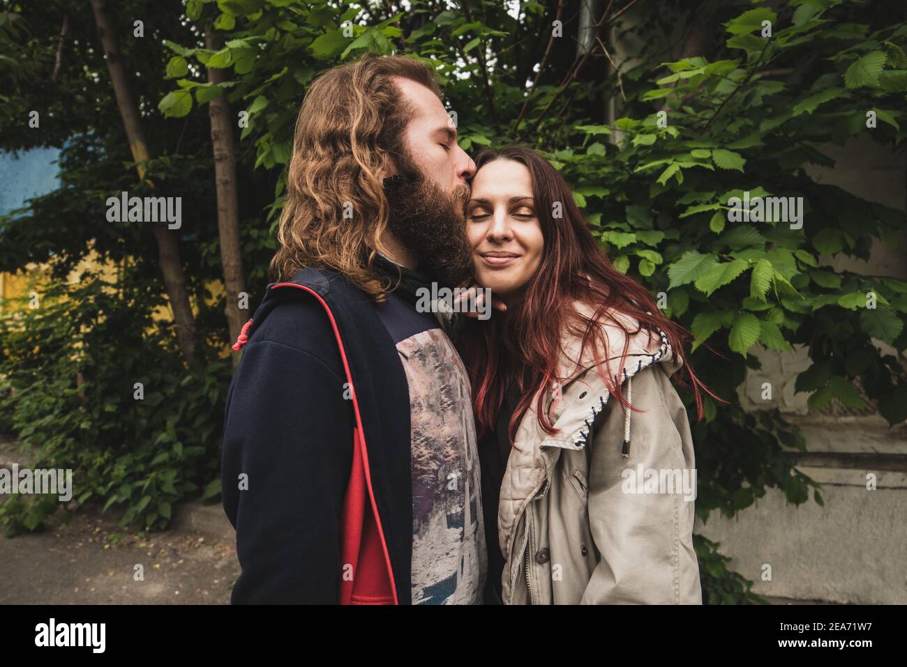 Felice giovane uomo e donna hanno data romantica all'aperto Foto Stock