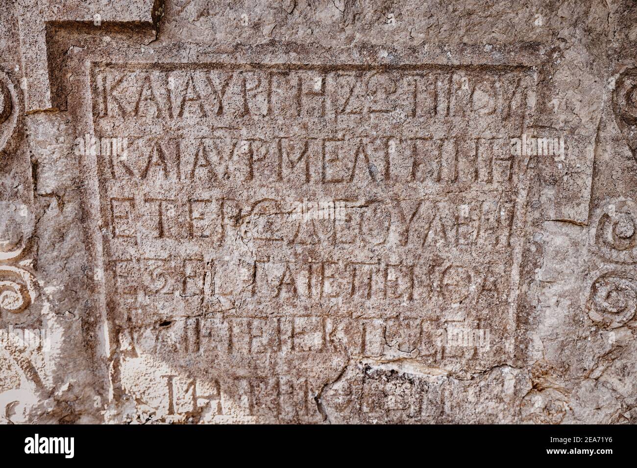 Iscrizioni in greco antico su una lapide in rovina in un cimitero in Anatolia Turca Foto Stock