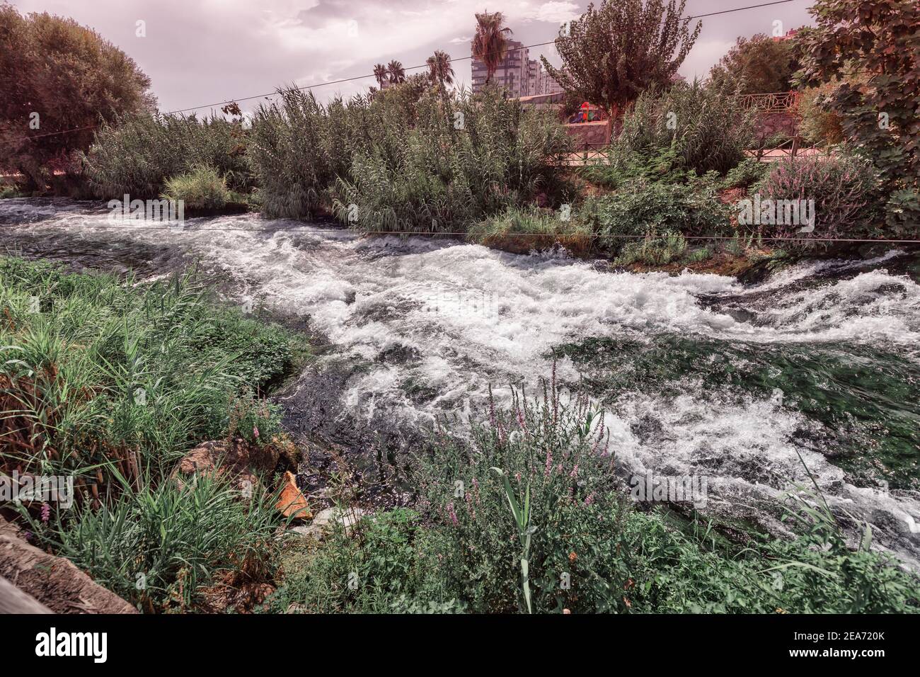 Il turbolento fiume Duden ruggisce fino alla sua fine nel Forma di una cascata gigante nella città di Antalya Foto Stock