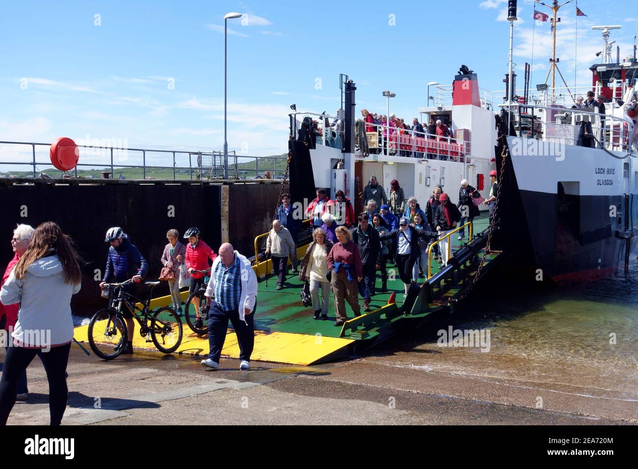 I passeggeri sbarcano da Iona, sul traghetto Calmac Loch Buie, a Fionnphort, Isola di Mull Foto Stock