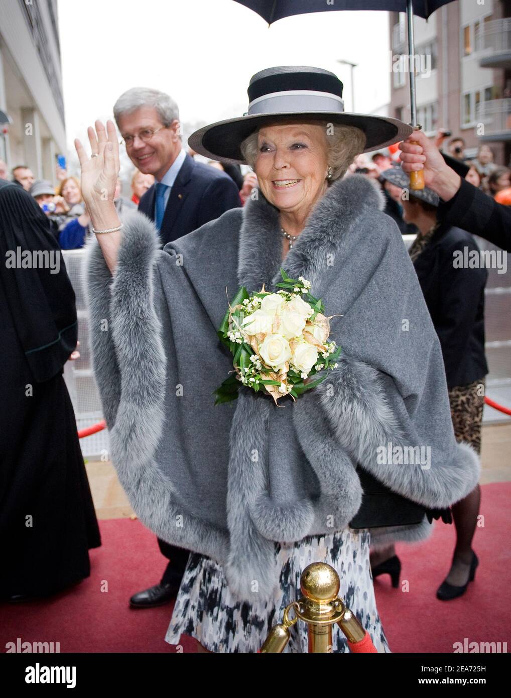 ENSCHEDE, PAESI BASSI - 25 NOVEMBRE 2011: altezza reale la Regina Beatrice dei Paesi Bassi arriva al teatro Wilmink di Enschede per un'offerta Foto Stock