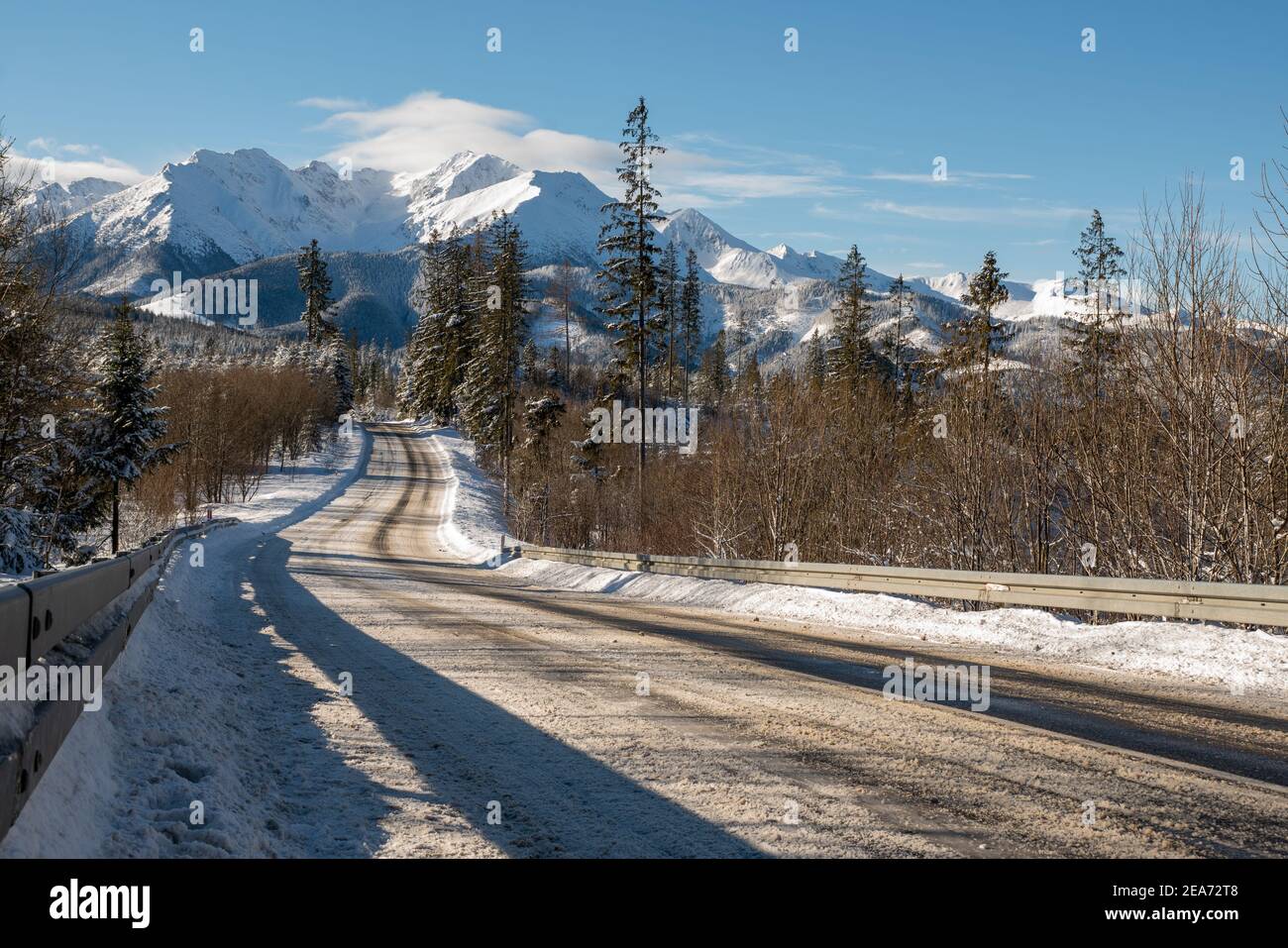 strada panoramica di montagna in scenario invernale Foto Stock