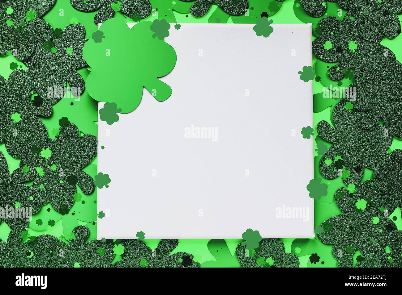 Buon giorno di San Patrizio. Tela vuota su sfondo verde con trifoglio. Foto Stock