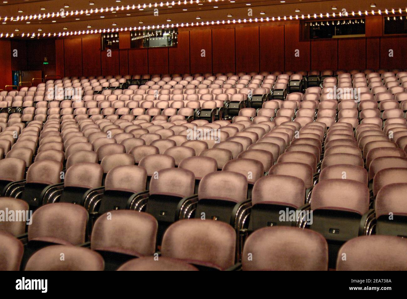 Leere Stuhlreihen in der Frankfurter Oper Foto Stock