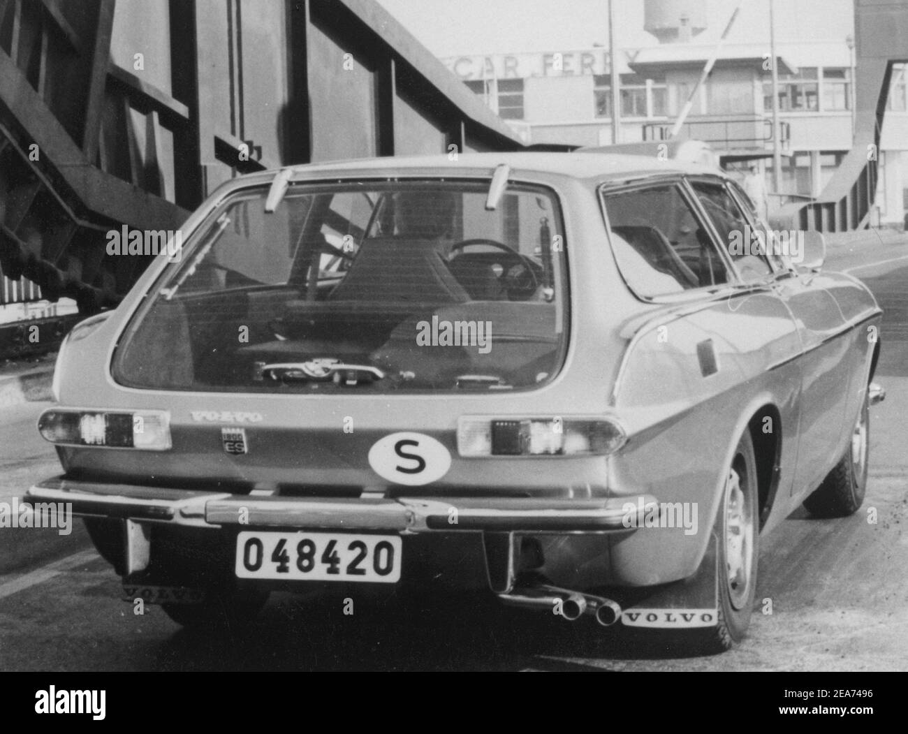 Volvo P1800. Una vettura sportiva prodotta da Volvo Cars con produzione a partire dal 1961 e fino al 1973. Lo styling è stato del designer svedese pelle Pettersson. La vettura è stata indroterata al Salone dell'automobile di Ginevra nel 1961. Il modello P1800 ha venduto 47492 cars.The P1800 è diventato ampiamente conosciuto quando guidato da allora futuro attore di James Bond Roger Moore come Simon Templar nella serie televisiva The Saint. Nella figura è illustrata una versione più lunga del modello 1800ES. Foto Stock Volvo P1800. Una vettura sportiva prodotta da Volvo Cars con produzione a partire dal 1961 e fino al 1973. Lo styling è stato del designer svedese pelle Pettersson. La vettura è stata indroterata al Salone dell'automobile di Ginevra nel 1961. Il modello P1800 ha venduto 47492 cars.The P1800 è diventato ampiamente conosciuto quando guidato da allora futuro attore di James Bond Roger Moore come Simon Templar nella serie televisiva The Saint. Nella figura è illustrata una versione più lunga del modello 1800ES. Foto Stock