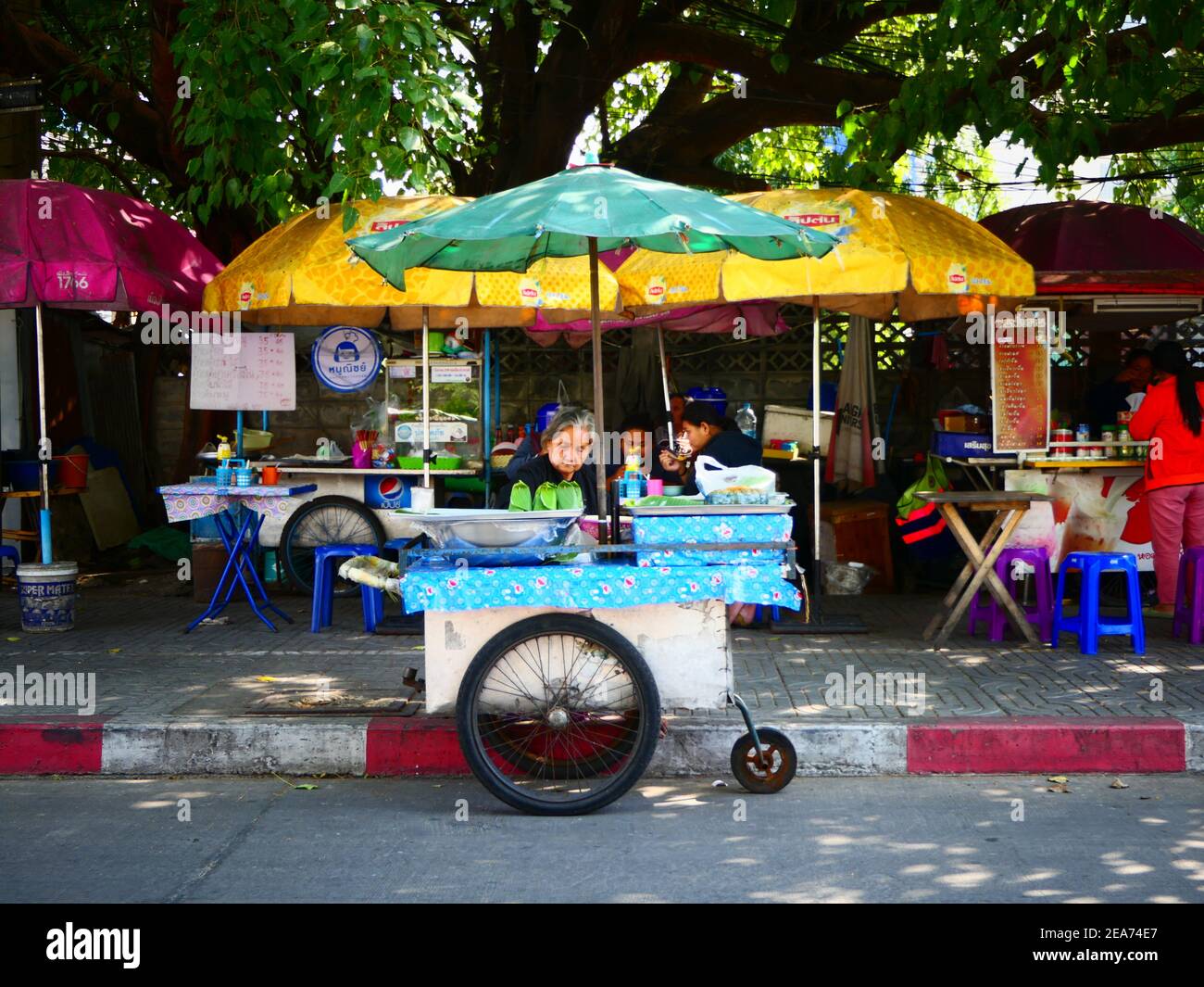 Mercato notturno all'aperto, vendita di prodotti alimentari di strada Bangkok Thailandia Foto Stock