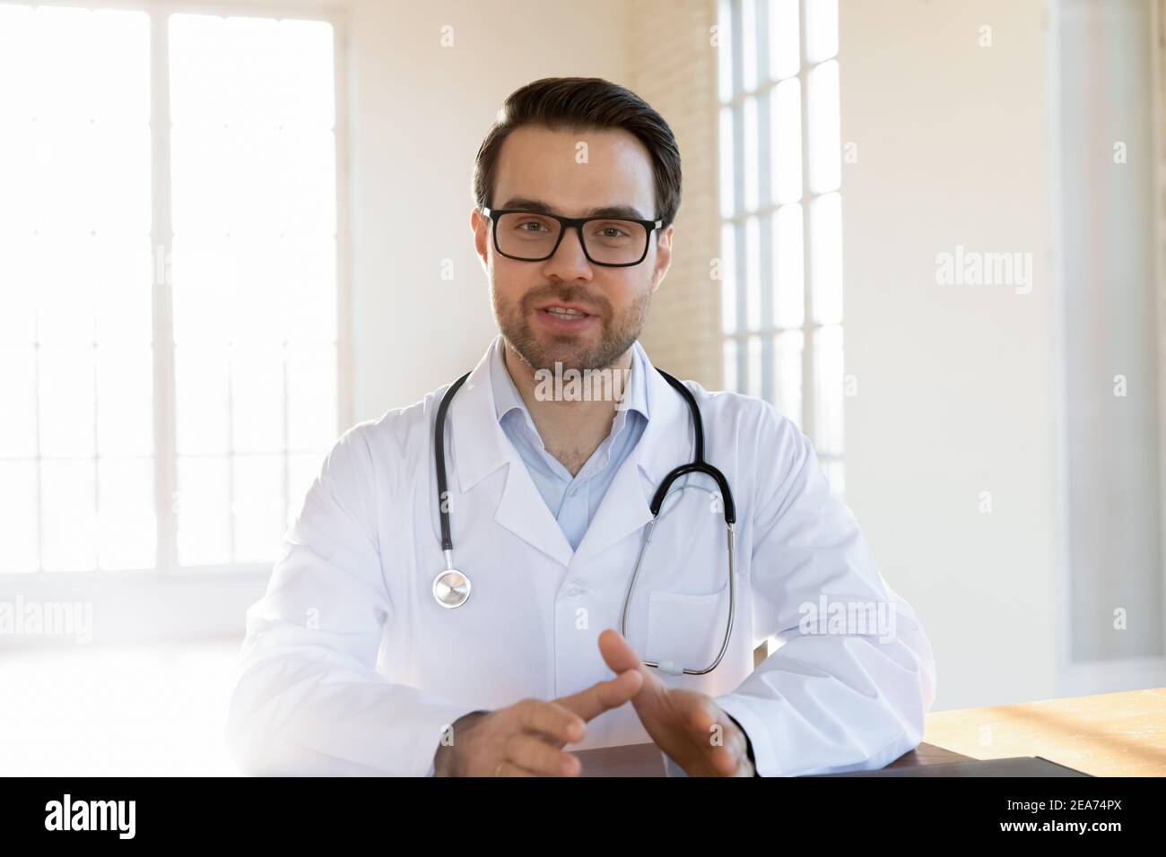 Ritratto di giovane medico maschile avere webcam consultazione con il paziente Foto Stock