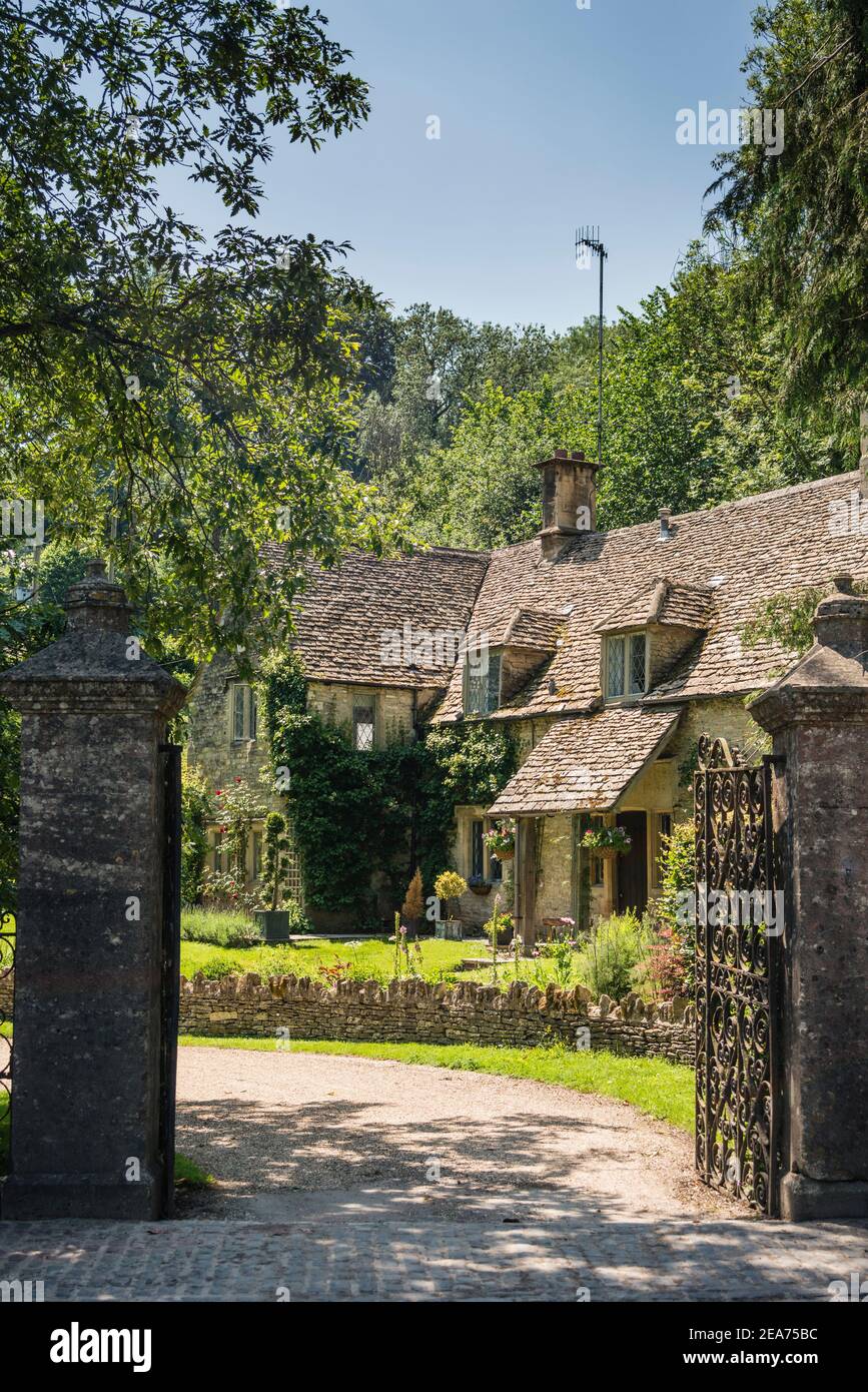 Bella casa di pietra Cotswold, Avening, Gloucestershire, Regno Unito Foto Stock