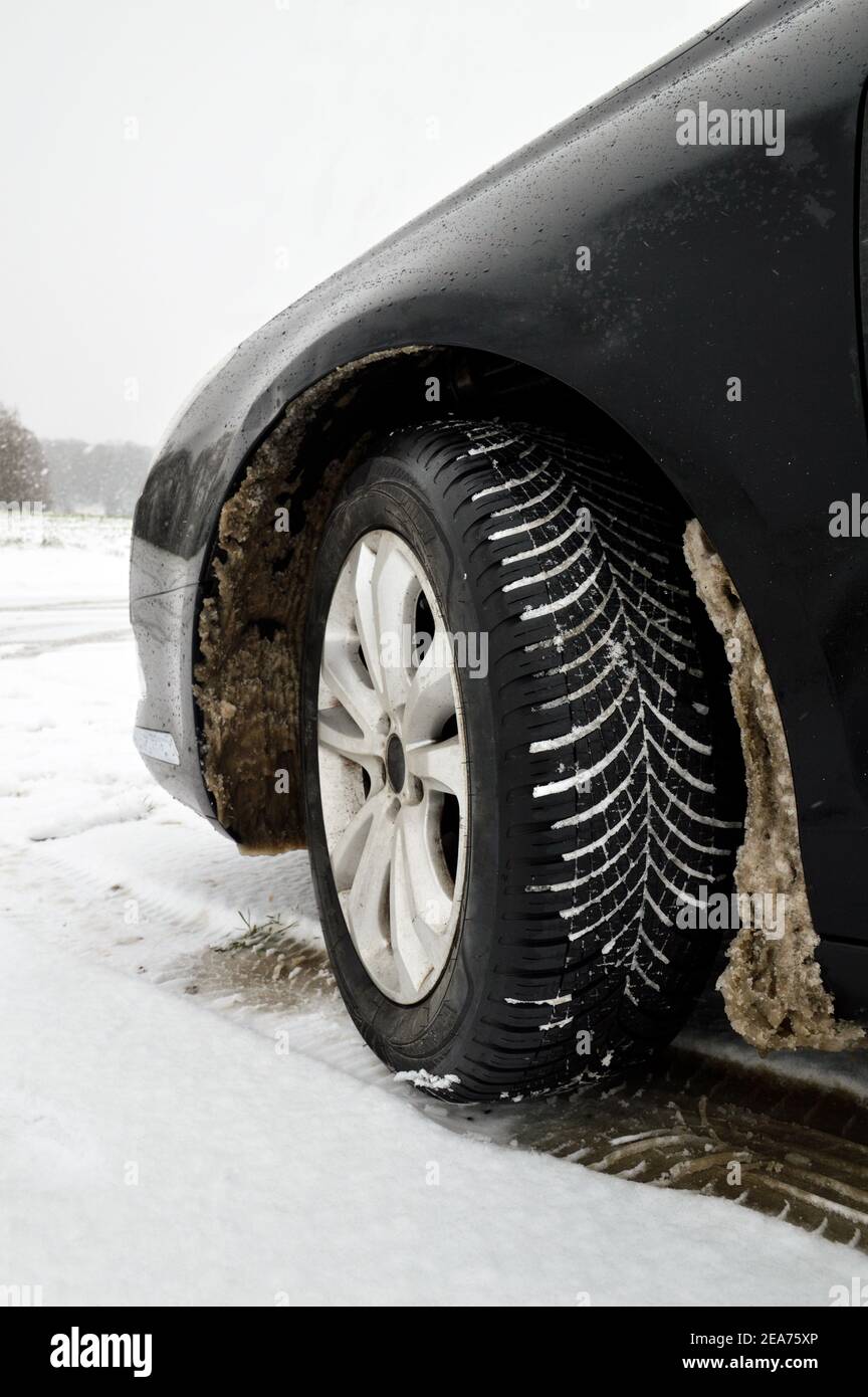 Pneumatici da neve o pneumatici per la guida su strade innevate pericolose durante l'inverno Foto Stock