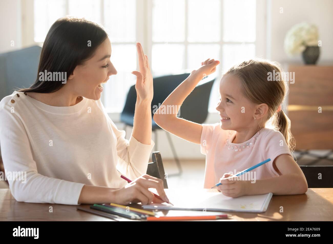 Buona mamma e carina piccola figlia dare alto cinque Foto Stock