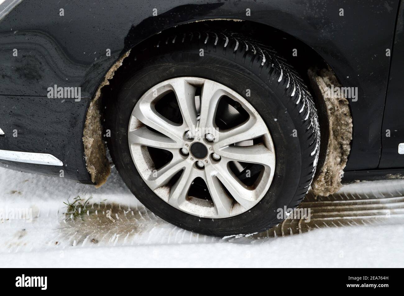 Pneumatici da neve o pneumatici per la guida su strade innevate pericolose durante l'inverno Foto Stock