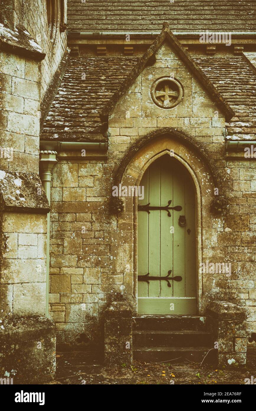 Porta d'ingresso in legno della chiesa, Long Newnton, Gloucestershire, Regno Unito Foto Stock