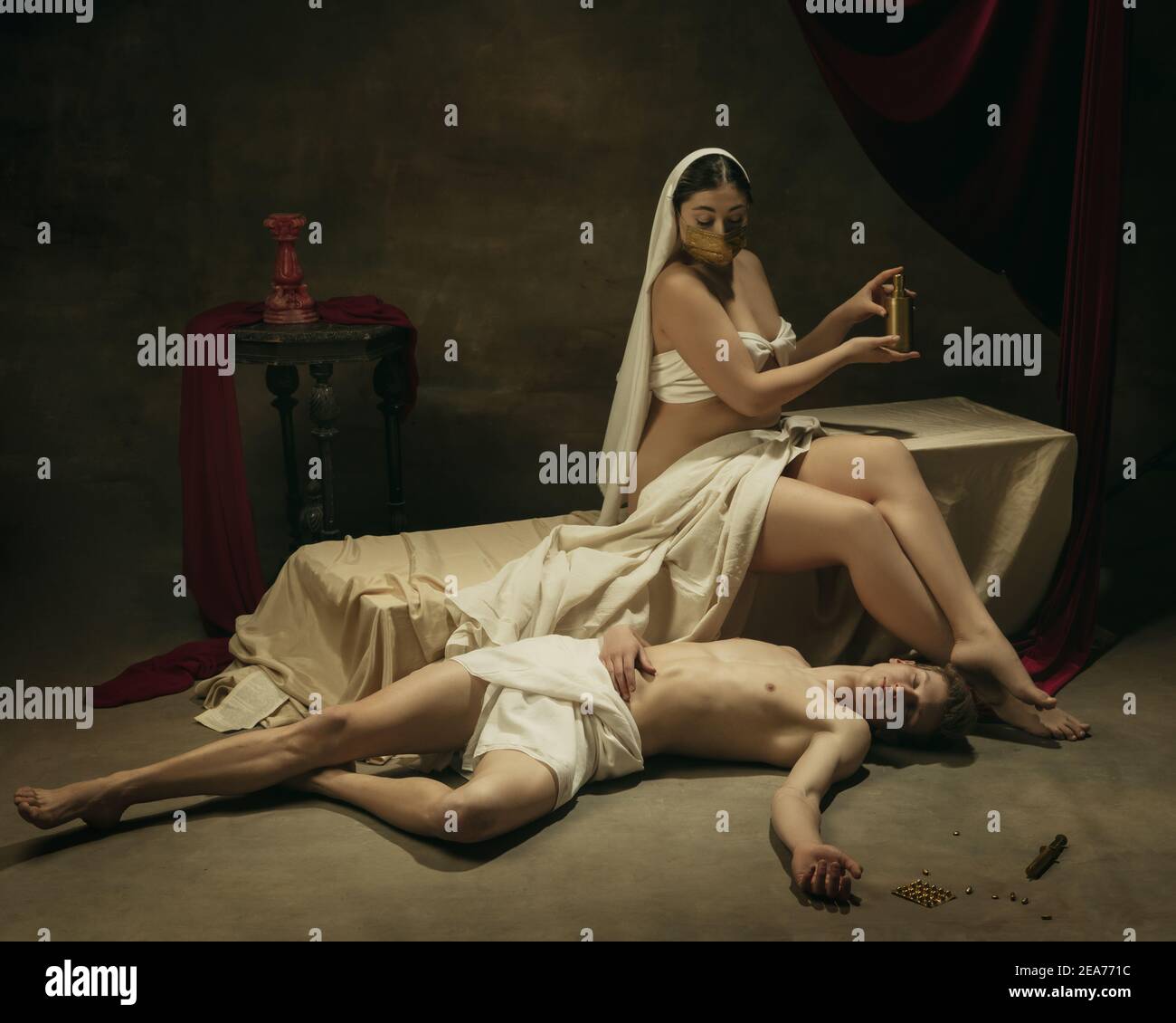 Pillole, vaccino e disinfettante. Moderno remake di opere d'arte classiche con tema coronavirus - giovane coppia medievale su sfondo scuro, di colore dorato. Concetto di coronavirus, pandemia, creatività. Foto Stock