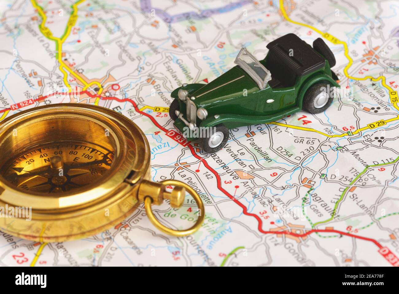 Modello di Racing GREEN MG TC convertibile e bussola 1940 Sulla mappa della Francia che mostra parte della produzione Armagnac regione Foto Stock