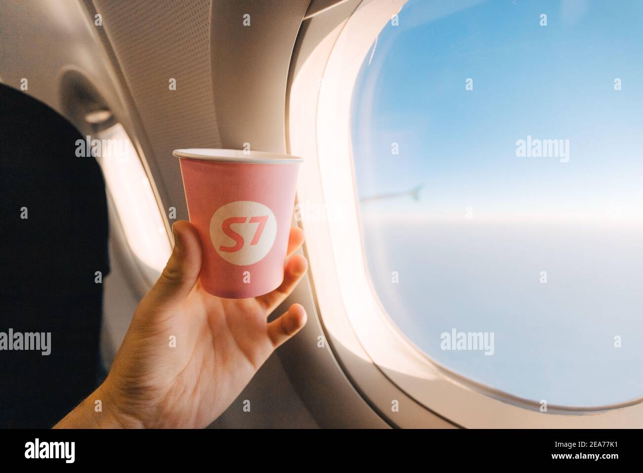 02 settembre 2020, Mosca, Russia: Coppa di carta con il logo della compagnia aerea S7 sull'aereo durante il volo Foto Stock