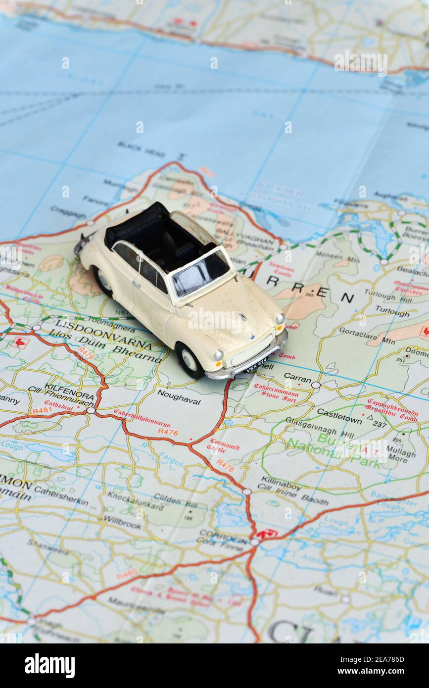 Giocattolo Morris minor auto convertibile sulla mappa dell'Irlanda Foto Stock