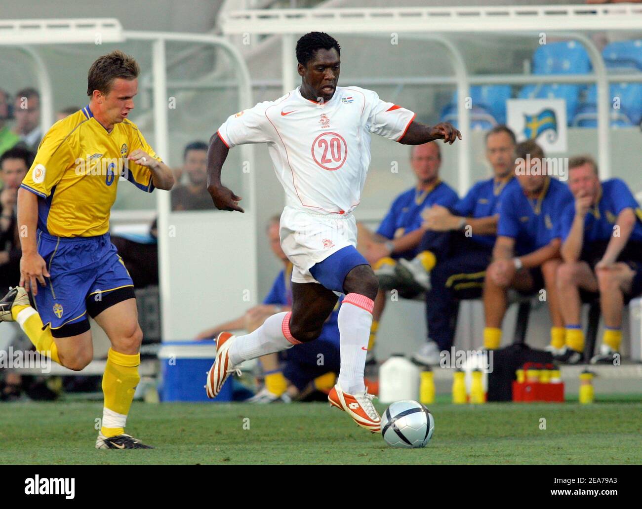 Clarence Seedorf dei Paesi Bassi nella lotta con Tobias Linderoth della Svezia durante Euro 2004 in Portogallo il 26 giugno 2004. Foto di Christian Liegi/ABACAPRESS.COM Foto Stock