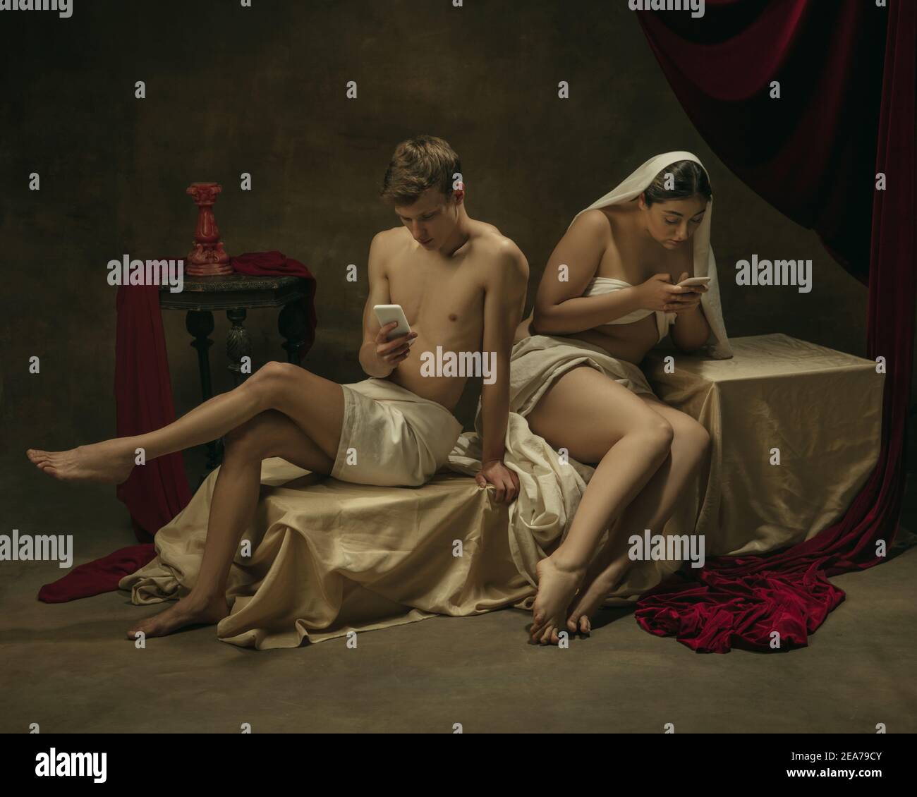 Chat, invio. Rifacimento moderno di opere d'arte classiche a tema tecnologico moderno - giovane coppia medievale su sfondo scuro, color oro. Concetto di tecnologie, dispositivi, comunicazione, pubblicità. Foto Stock
