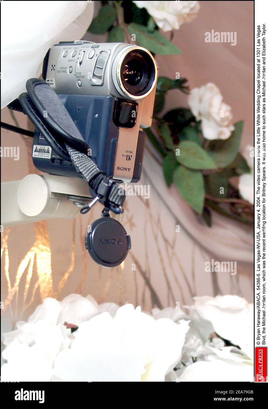 © Bryan Haraway/ABACA. 54386-6. Las Vegas-NV-USA, 4 gennaio 2004. La videocamera all'interno della Little White Wedding Chapel si trova al 1301 di Las Vegas Blvd, la stanza Michael Jordan, che è stata la recente location di nozze per Britney Spears. Era anche la casa di star come Michael Jordan e Elizabeth Taylor. Foto Stock