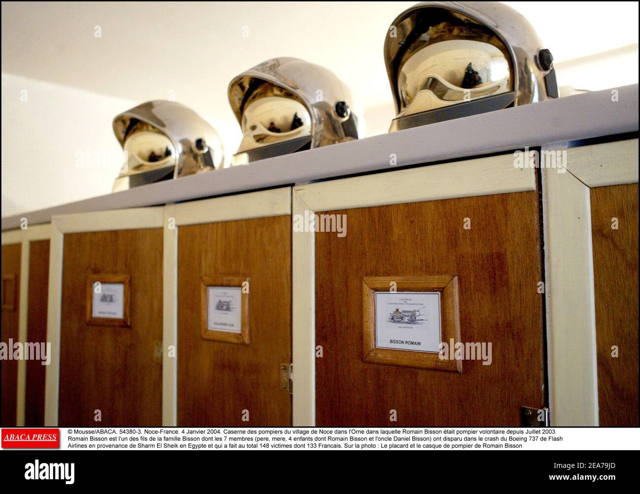 © Mousse/ABACA. 54380-3. Noce-Francia. 4 gennaio 2004. Caserne des pompiers du village de Noce dans l'Orne dans laquelle Romain Bisson Žtait pompier volontaire depuis Juillet 2003. Romain Bisson est l'un des fils de la famille Bisson dont les 7 membries (pere, Mere, 4 enfants dont Romain Bisson et l'oncle Daniel Bisson) Ont disparu dans le crash du Boeing 737 de Flash Airlines en Provenance de Sharm El Sheik en Egypte et qui a fait au total 148 victimes dont 133 Francais. Sulla foto : le placard et le casque de pompier de Romain Bisson Foto Stock