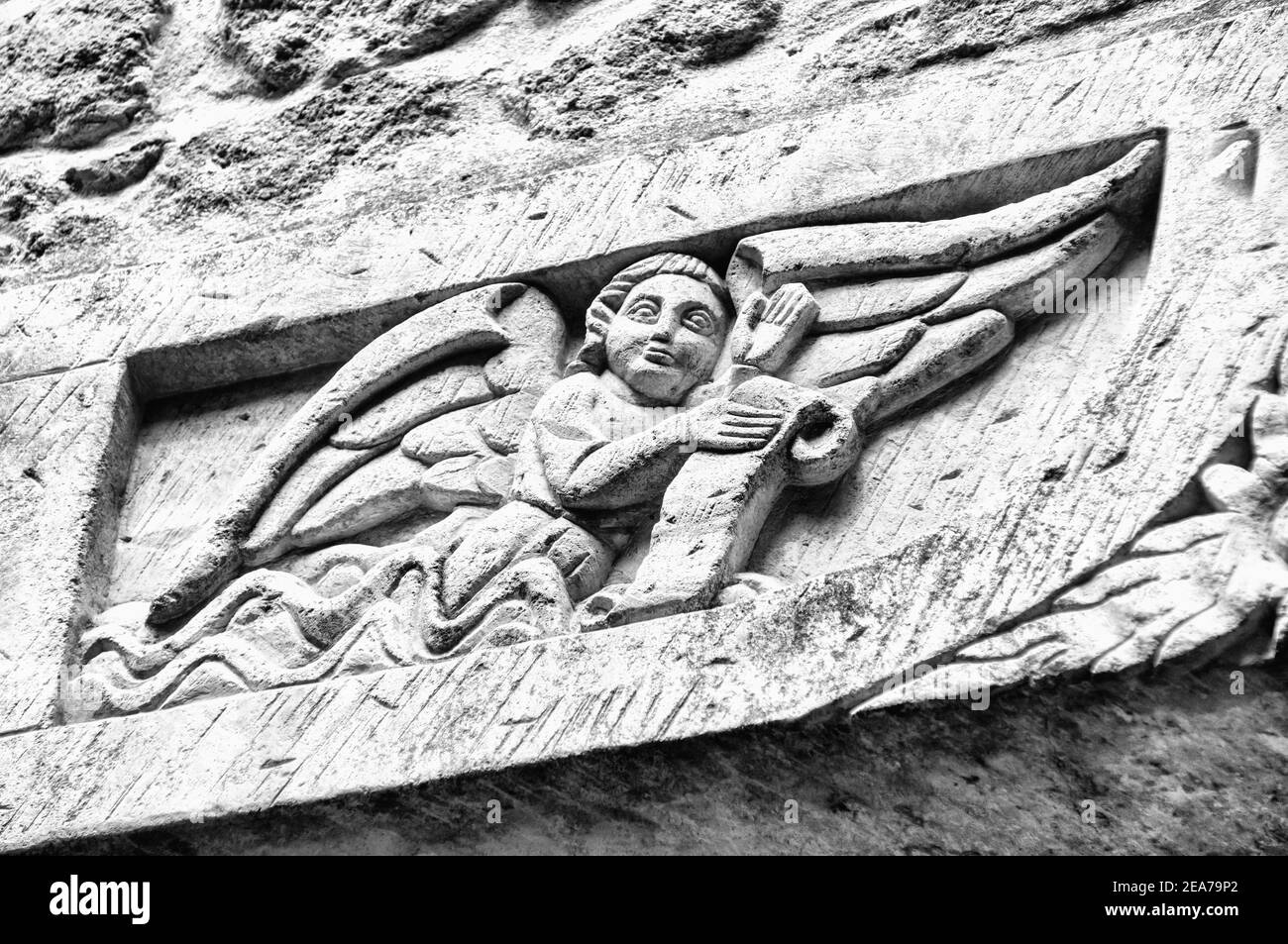 Basso angolo di ripresa delle belle sculture del muro catturato a Girona, Catalogna, Spagna Foto Stock