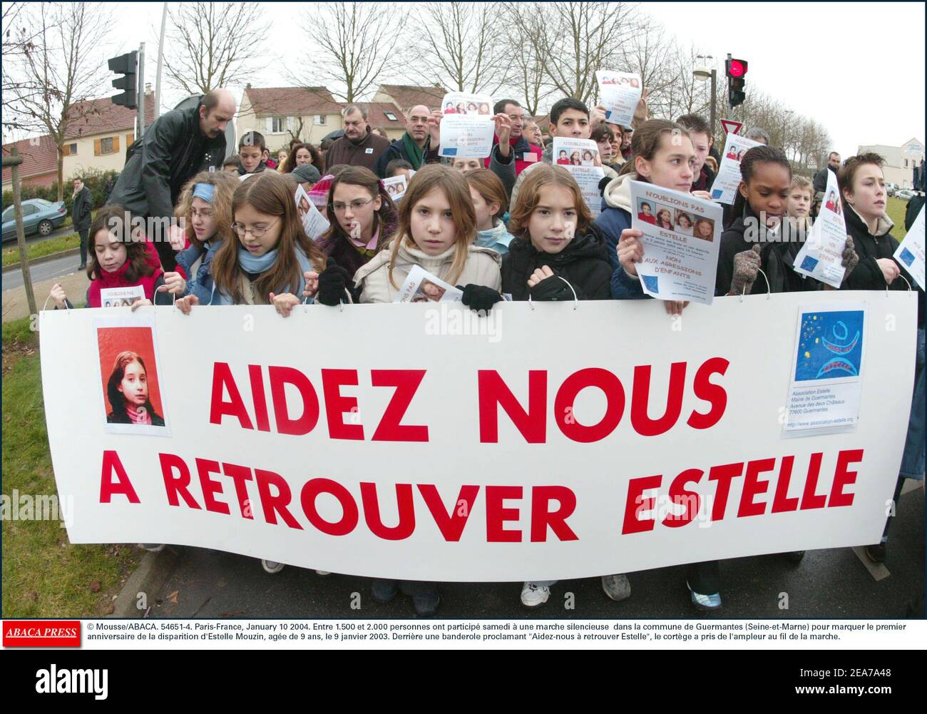 © Mousse/ABACA. 54651-4. Parigi-Francia, gennaio 10 2004. Entre 1.500 et 2.000 personnes ont particip samedi ˆ une marche silencieuse dans la commune de Guermantes (Seine-et-Marne) pour marquer le Premier anniversaire de la disparition d'Estelle Mouzin, age de 9 ans, le 9 janvier 2003. Derrire une banderole proclamant Aidez-nous ˆ retreuver Estelle, le cortge a pris de l'ampleur au fil de la marche. Foto Stock