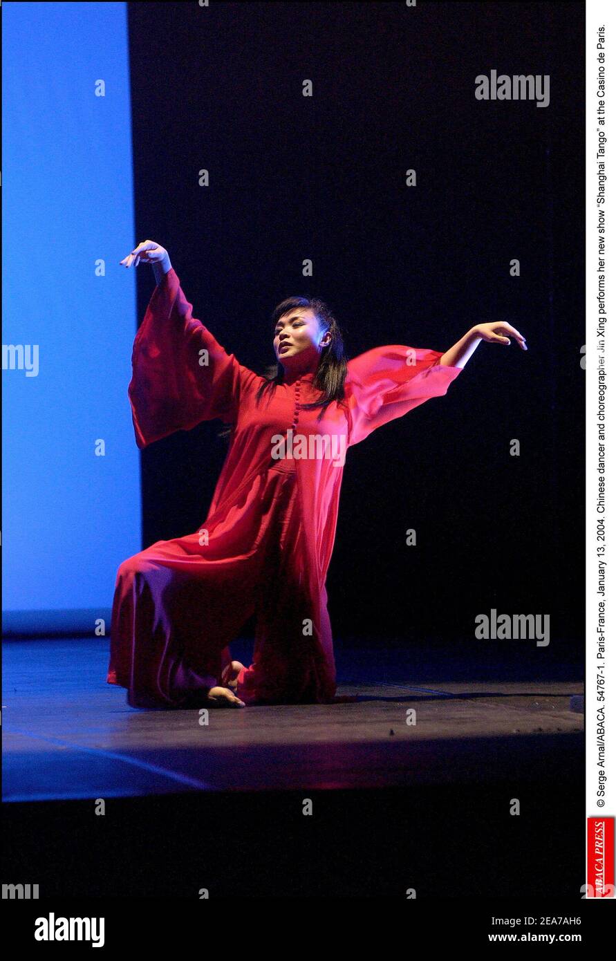 © Serge Arnal/ABACA. 54767-1. Parigi-Francia, 13 gennaio 2004. La ballerina e coreografa cinese Jin Xing esegue il suo nuovo spettacolo Shanghai Tango al Casino de Paris. Foto Stock