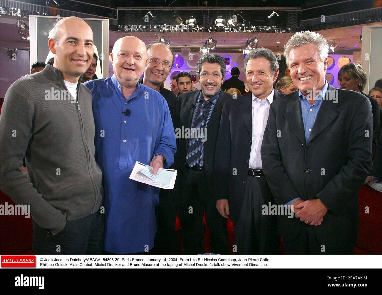 © Jean-Jacques Datchary/ABACA. 54808-29. Parigi-Francia, 14 gennaio 2004. Da L a R : Nicolas Canteloup, Jean-Pierre Coffe, Philippe Geluck, Alain Chabat, Michel Drucker e Bruno Masure al talk show di Michel Drucker Vivement Dimanche. Foto Stock