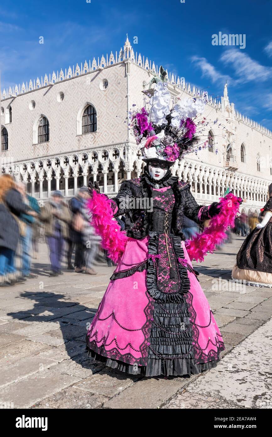 Maschere di carnevale colorate in una festa tradizionale contro il Palazzo  Ducale a Venezia, Italia Foto stock - Alamy