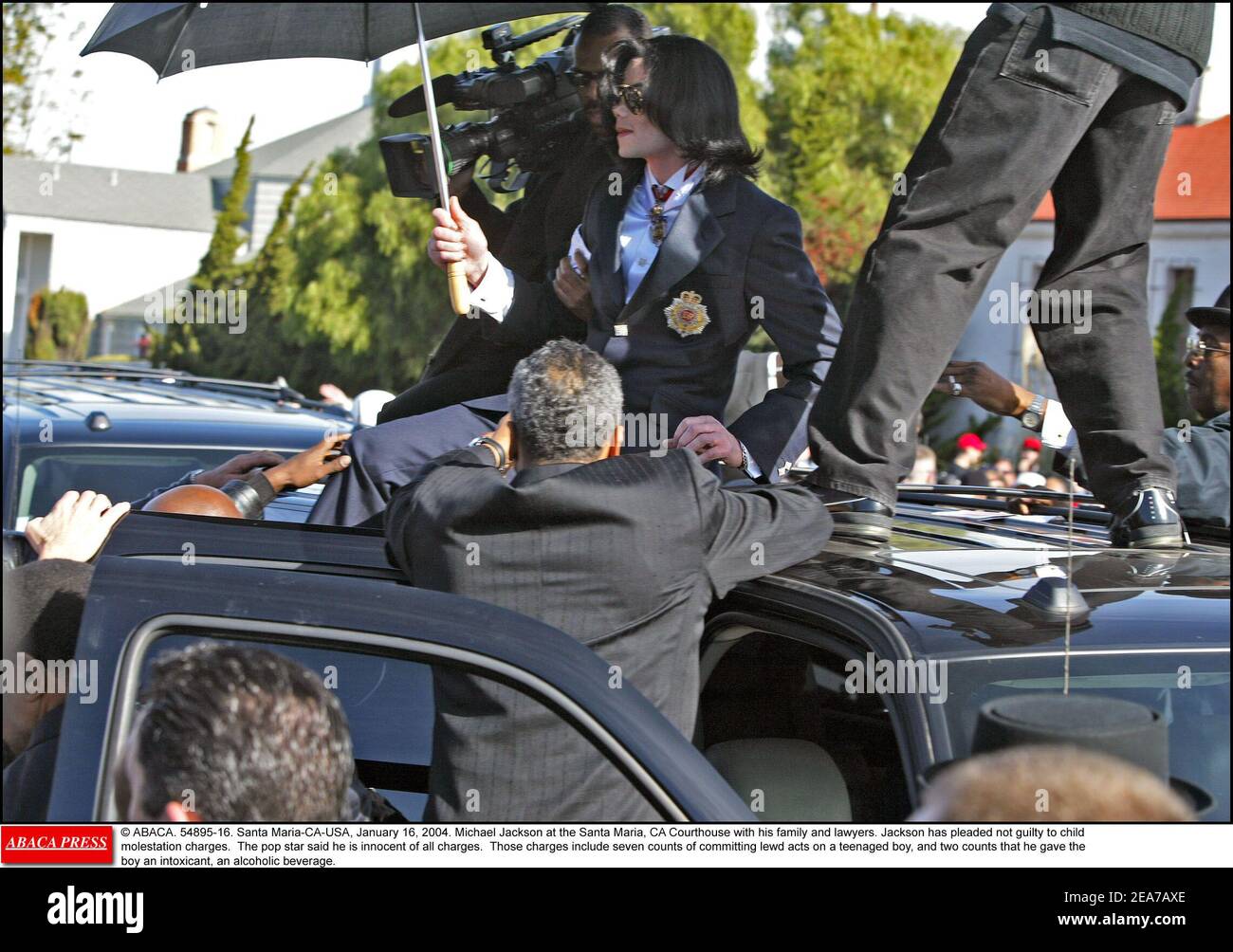 © ABACA. 54895-16. Santa Maria-CA-USA, 16 gennaio 2004. Michael Jackson al tribunale di Santa Maria, California, con la sua famiglia e gli avvocati. Jackson ha dichiarato di non essere colpevole di accuse di molestazione infantile. La pop star ha detto che è innocente di tutte le accuse. Tali accuse includono sette conteggi di commettere atti di lewd su un ragazzo adolescente, e due conteggi che ha dato al ragazzo un intossicante, una bevanda alcolica. Foto Stock