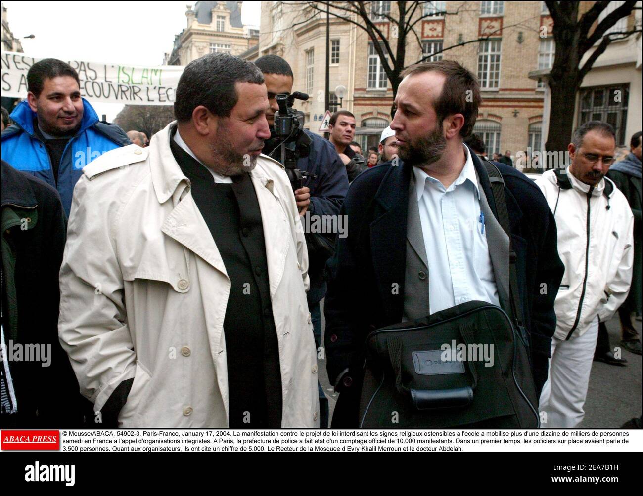 © Mousse/ABACA. 54902-3. Parigi-Francia, 17 gennaio 2004. Tremila persone hanno marciato nel centro di Parigi per protestare contro i piani del governo che vietavano il velo islamico e altre cospicue insegne religiose dalle scuole pubbliche, ha detto la polizia. Il rally è stato organizzato da un piccolo gruppo chiamato il Partito dei musulmani francesi (PMF). Folle di manifestanti si sono recati nel centro della città dalla periferia della capitale, dove molti nella comunità musulmana immigrata vedono la legge proposta come un atto di discriminazione. Qui sono visti il dottor Abdelah e Khalil Merroun. Foto Stock