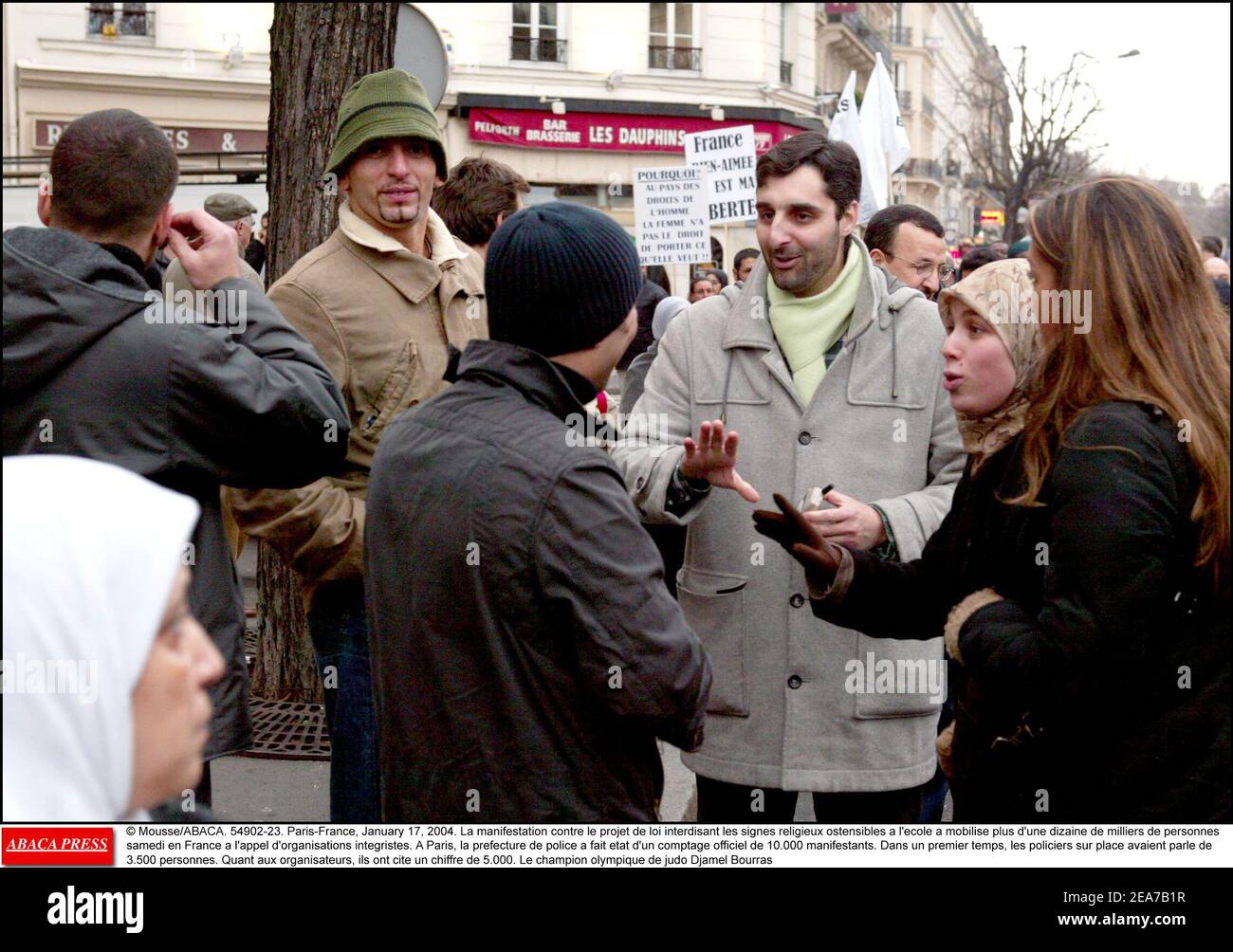 © Mousse/ABACA. 54902-23. Parigi-Francia, 17 gennaio 2004. Tremila persone hanno marciato nel centro di Parigi per protestare contro i piani del governo che vietavano il velo islamico e altre cospicue insegne religiose dalle scuole pubbliche, ha detto la polizia. Il rally è stato organizzato da un piccolo gruppo chiamato il Partito dei musulmani francesi (PMF). Folle di manifestanti si sono recati nel centro della città dalla periferia della capitale, dove molti nella comunità musulmana immigrata vedono la legge proposta come un atto di discriminazione. Qui si vede Djamel Bouras (judoka francese). Foto Stock