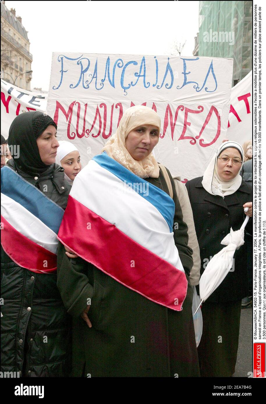 © Mousse/ABACA. 54902-15. Parigi-Francia, 17 gennaio 2004. Tremila persone hanno marciato nel centro di Parigi per protestare contro i piani del governo che vietavano il velo islamico e altre cospicue insegne religiose dalle scuole pubbliche, ha detto la polizia. Il rally è stato organizzato da un piccolo gruppo chiamato il Partito dei musulmani francesi (PMF). Folle di manifestanti si sono recati nel centro della città dalla periferia della capitale, dove molti nella comunità musulmana immigrata vedono la legge proposta come un atto di discriminazione. Foto Stock