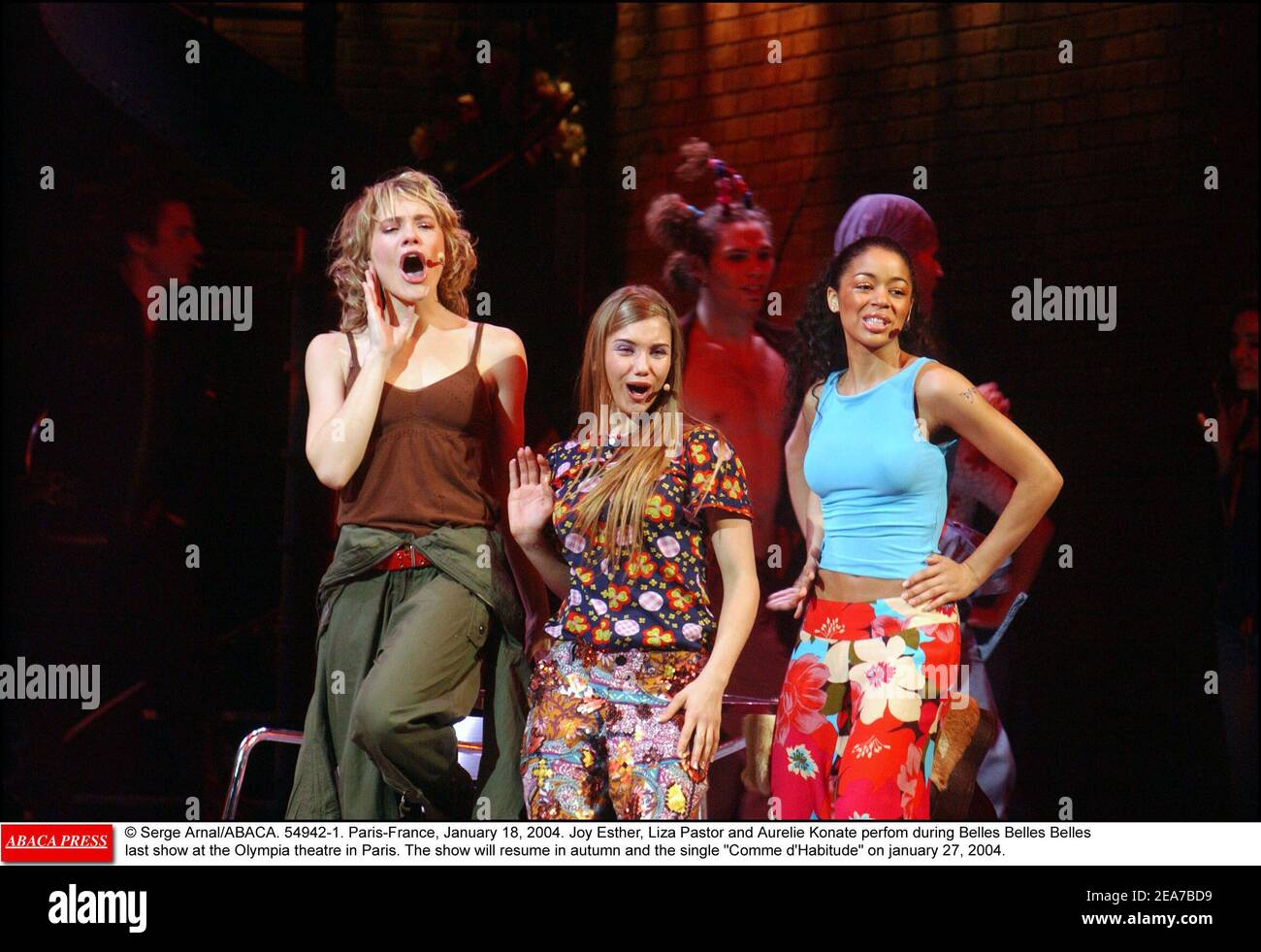 © Serge Arnal/ABACA. 54942-1. Parigi-Francia, 18 gennaio 2004. Joy Esther, Liza Pastor e Aurelie Konate perfom durante l'ultimo spettacolo di Belles Belles Belles al teatro Olympia di Parigi. Lo spettacolo riprenderà in autunno e il singolo Comme d'Habitude il 27 gennaio 2004. Foto Stock