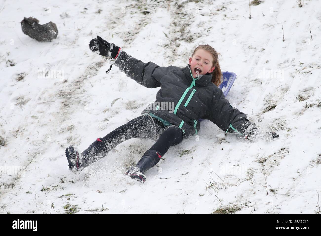 Amy Heather, 10 anni, slitta vicino al lungomare di Southend-on-Sea in Essex. L'Ufficio MET ha emesso gravi avvertimenti di neve color ambra per Londra e per l'Inghilterra sudorientale, dove la neve pesante potrebbe causare lunghi ritardi sulle strade e con i viaggi ferroviari e aerei. Data immagine: Lunedì 8 febbraio 2021. Foto Stock