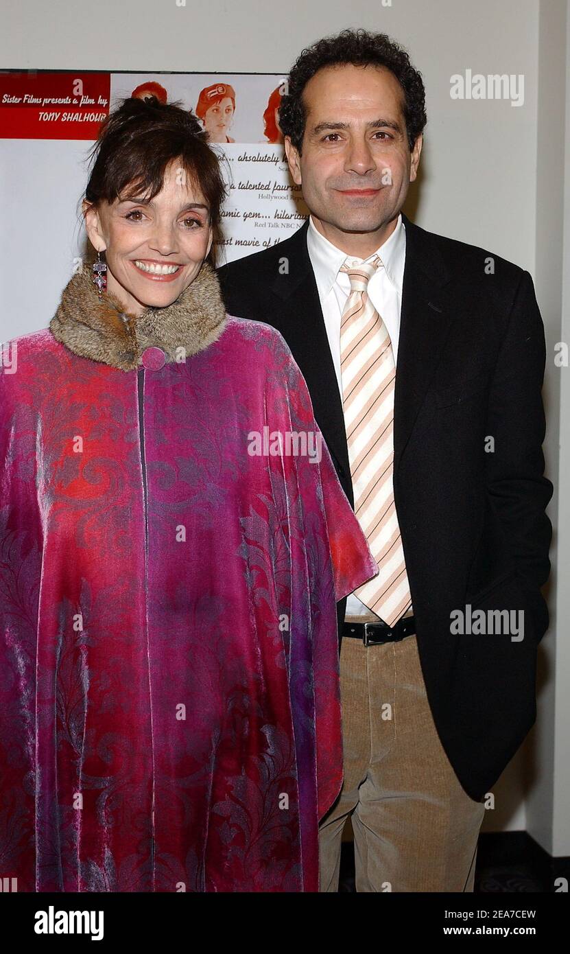 L'attrice Brooke Adams e il regista Tony Shalhoub arrivano alla prima del Made Up all'Angelika Film Center di New York, venerdì 23 gennaio 2004. (Nella foto: Tony Shalhoub, Brooke Adams). Foto di Nicolas Khayat/ABACA. Foto Stock