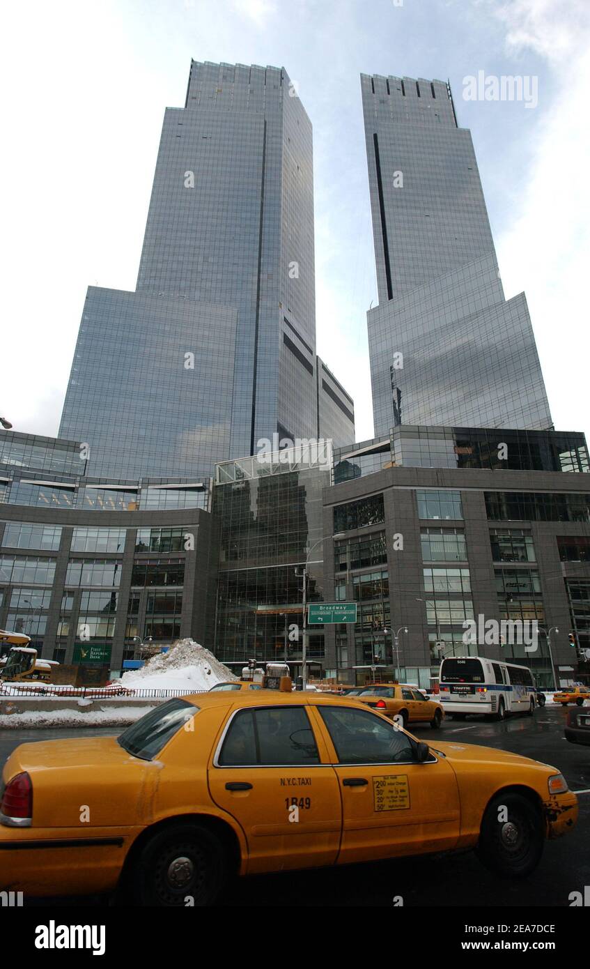 Vista esterna del nuovissimo complesso AOL Time Warner a Columbus Circle, aperto il 5 febbraio 2004. Il complesso comprende uffici, un hotel a 5 stelle, appartamenti, un centro commerciale e numerosi servizi tra cui spa, cinema, palestra, auditorium... New York, mercoledì 28 gennaio 2004. Foto di Nicolas Khayat/ABACA. Foto Stock