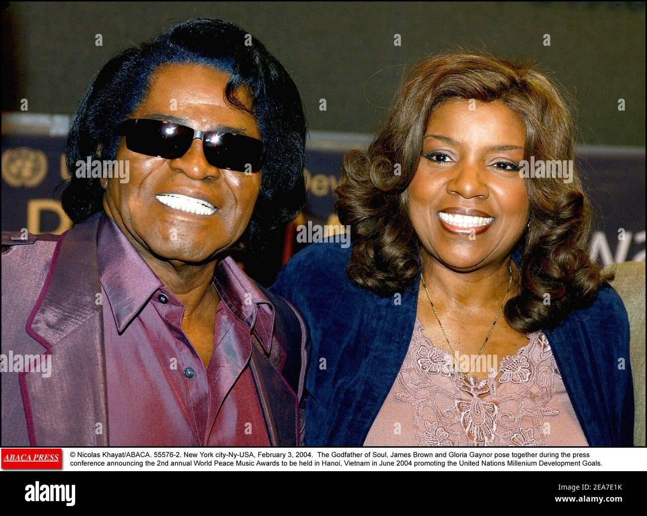 © Nicolas Khayat/ABACA. 55576-2. New York City-NY-USA, 3 febbraio 2004. Il Padrino dell'anima, James Brown e Gloria Gaynor si riuniscono durante la conferenza stampa annunciando il 2° Premio Mondiale della Musica per la Pace che si terrà ad Hanoi, in Vietnam nel giugno 2004, promuovendo gli obiettivi di sviluppo del Millennio delle Nazioni Unite. Foto Stock