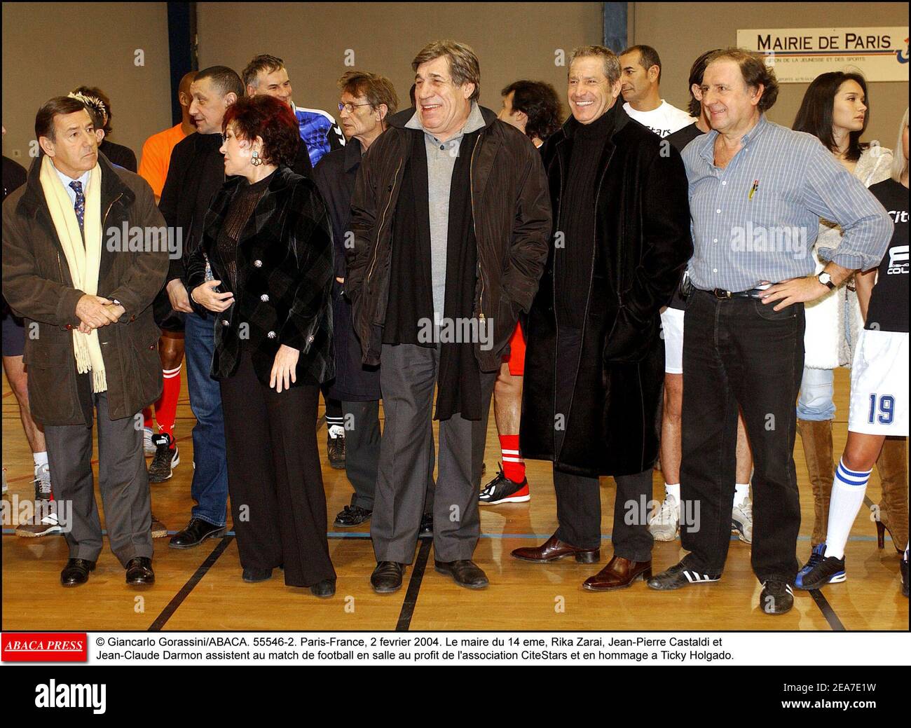 © Giancarlo Gorassini/ABACA. 55546-2. Parigi-Francia, 2 fevrier 2004. Le maire du 14 eme Pierre Castagnou, Rika Zarai, Jean-Pierre Castaldi et Jean-Claude Darmon assistent au match de football en salle au profit de l'Association CiteStars et en hommage a Ticky Holgado. Foto Stock