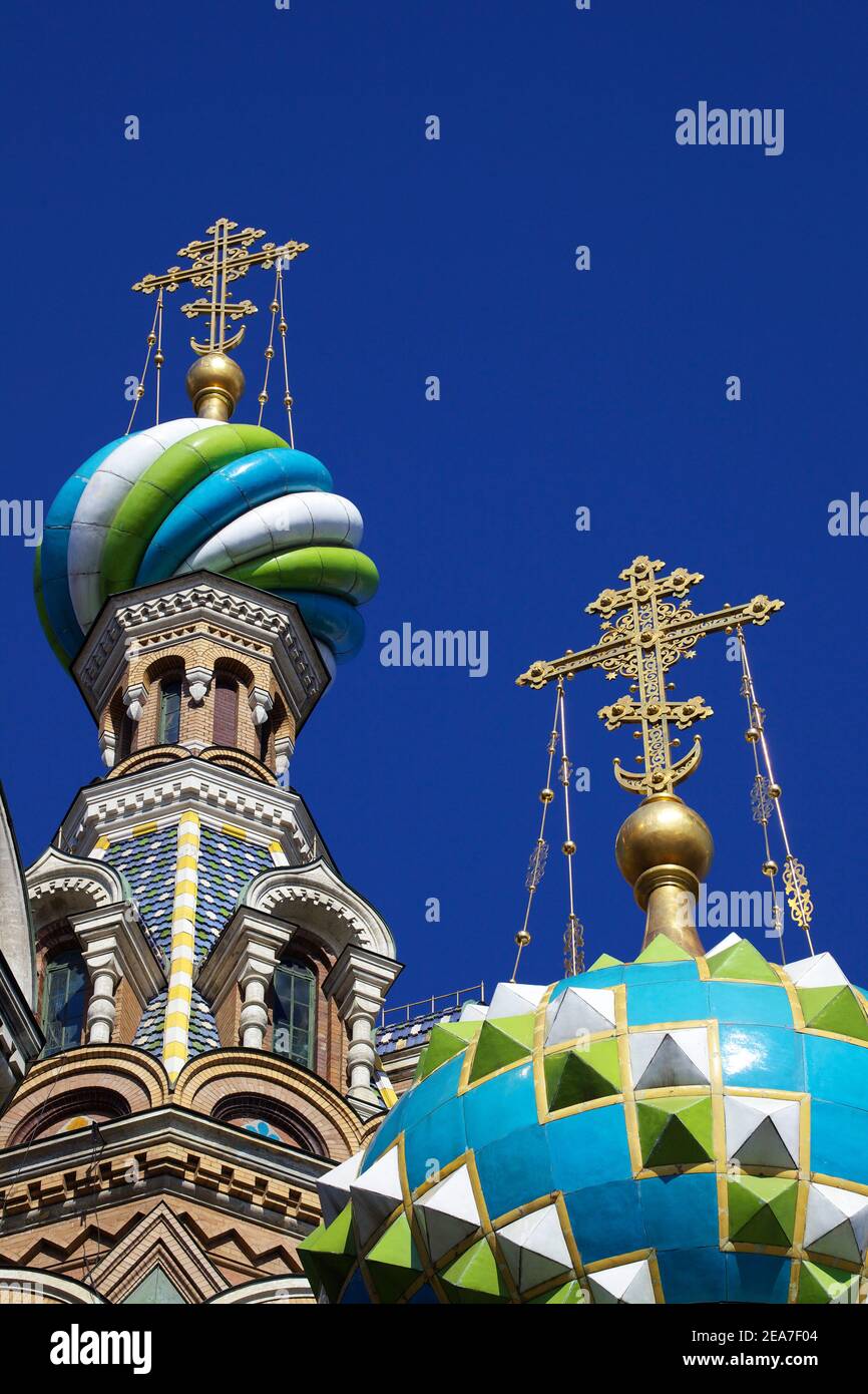 Cupole e croci di cipolla, la Chiesa della Risurrezione di Cristo, il Salvatore sul sangue versato, patrimonio dell'umanità dell'UNESCO, San Pietroburgo, Russi Foto Stock