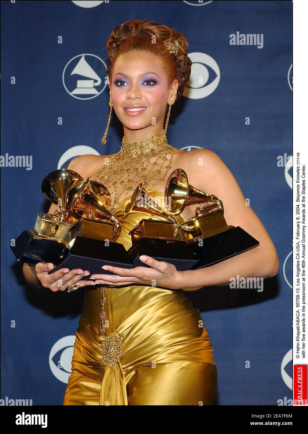 © Hahn-Khayat/ABACA. 55758-13. Los Angeles-CA-USA, 8 febbraio 2004. Beyonce Knowles si pone con i suoi cinque premi nella sala stampa al 46° Premio annuale Grammy allo Staples Center. Foto Stock