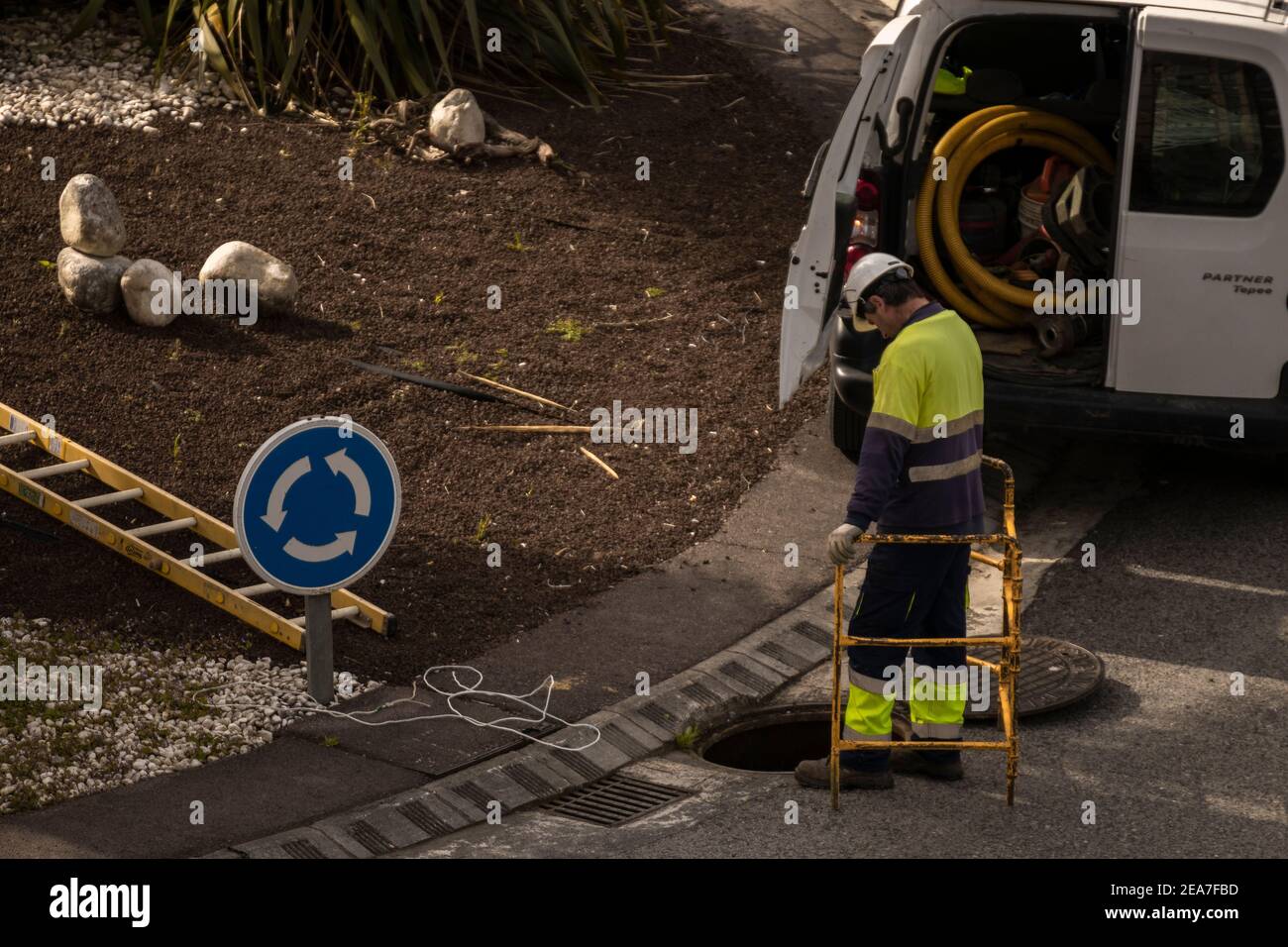 uomo al lavoro in una strada Foto Stock