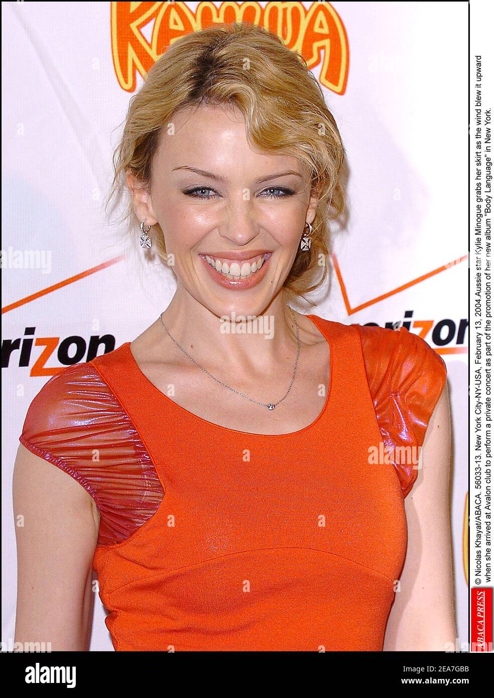 © Nicolas Khayat/ABACA. 56033-13. New York City-NY-USA, 13 febbraio 2004.la star australiana Kylie Minogue afferra la sua gonna mentre il vento la soffiò verso l'alto quando arrivò al club Avalon per eseguire un concerto privato come parte della promozione del suo nuovo album Body Language a New York. Foto Stock