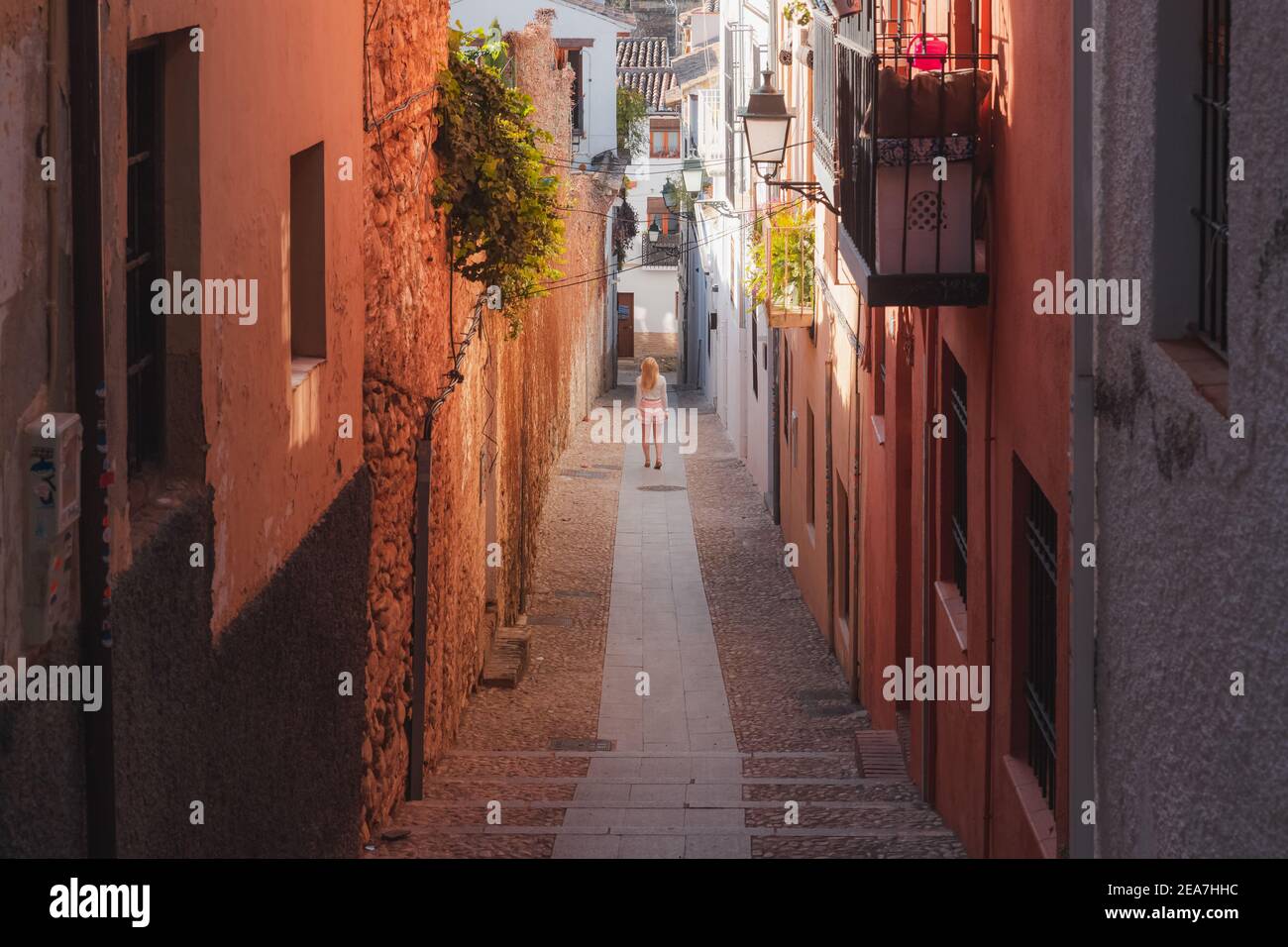 Una giovane ragazza turistica bionda esplora le tranquille e pittoresche stradine della città vecchia (Albaicin o quartiere arabo) Granada, Spagna, Andalusia. Foto Stock