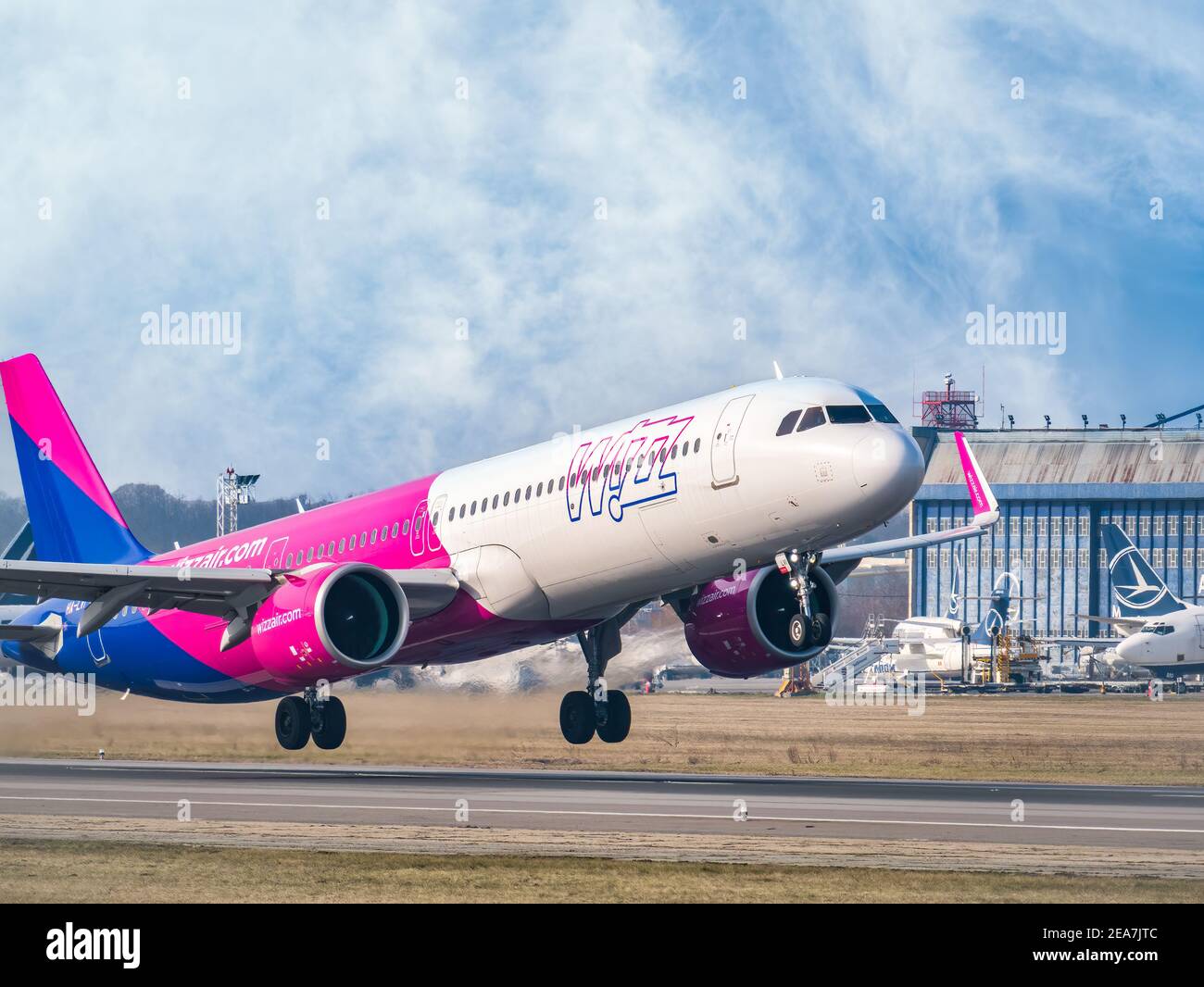 Otopeni, Romania - 01.23.2021: Un aereo Wizz Air Airbus A321-271NX (ha-LVI) decolli dall'aeroporto internazionale Henri Coanda. Foto Stock